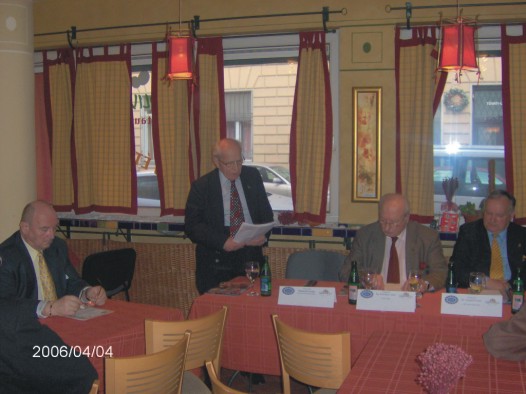 a rendezv�nyt megnyitja Sinkovics Gyula az 56-os Sz�vets�g Orsz�gos eln�ke